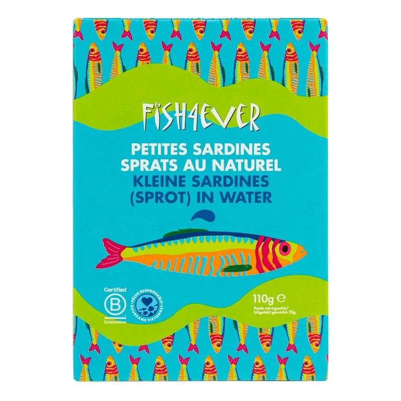 Kleine sardines (sprot) in water