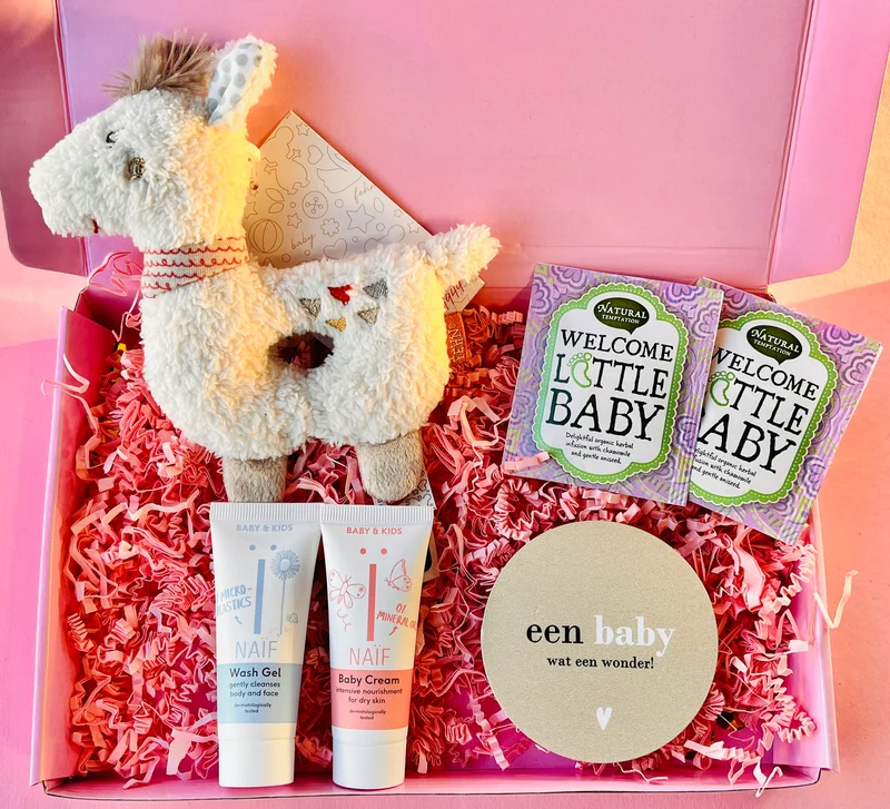 Baby Brievenbuscadeau – Rammelaar, Thee & Naïf Mini Verzorging
