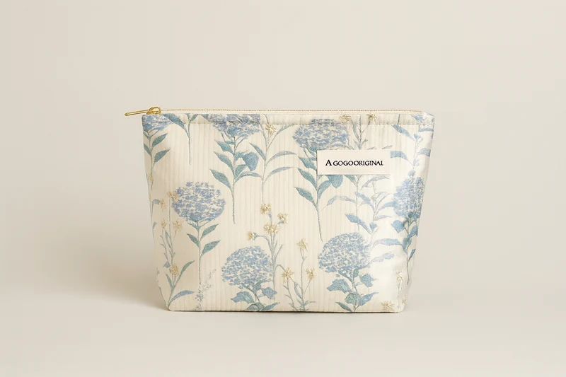 Make-up Tas – Lichtblauwe Bloemen met Gouden Accenten | Luxe Toilettas