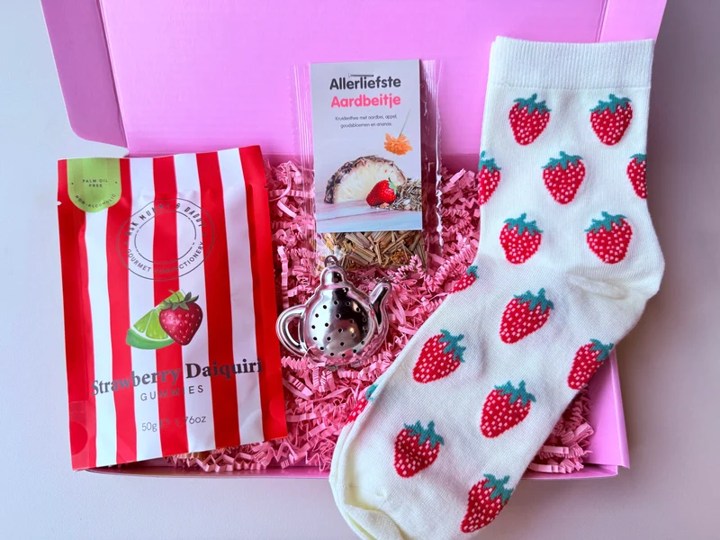 Strawberry Cadeaubox – Een vrolijk cadeau vol lekkers 🍓