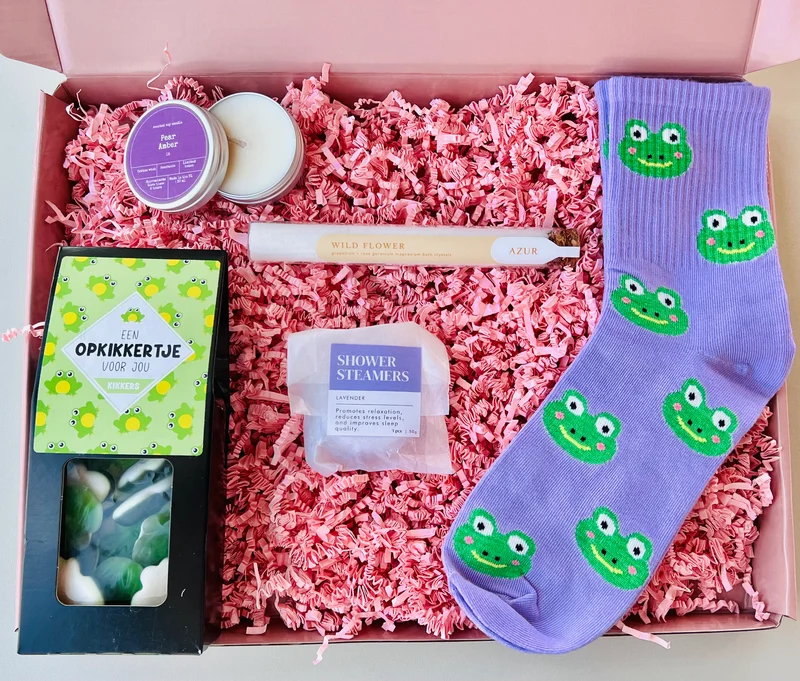 Beterschap Cadeau Brievenbus | Selfcare Cadeaubox met Badzout, Kaars & Sokken | The Prezzent