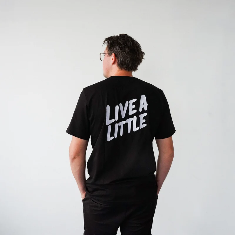 Live A Little T-Shirt (Zwart)