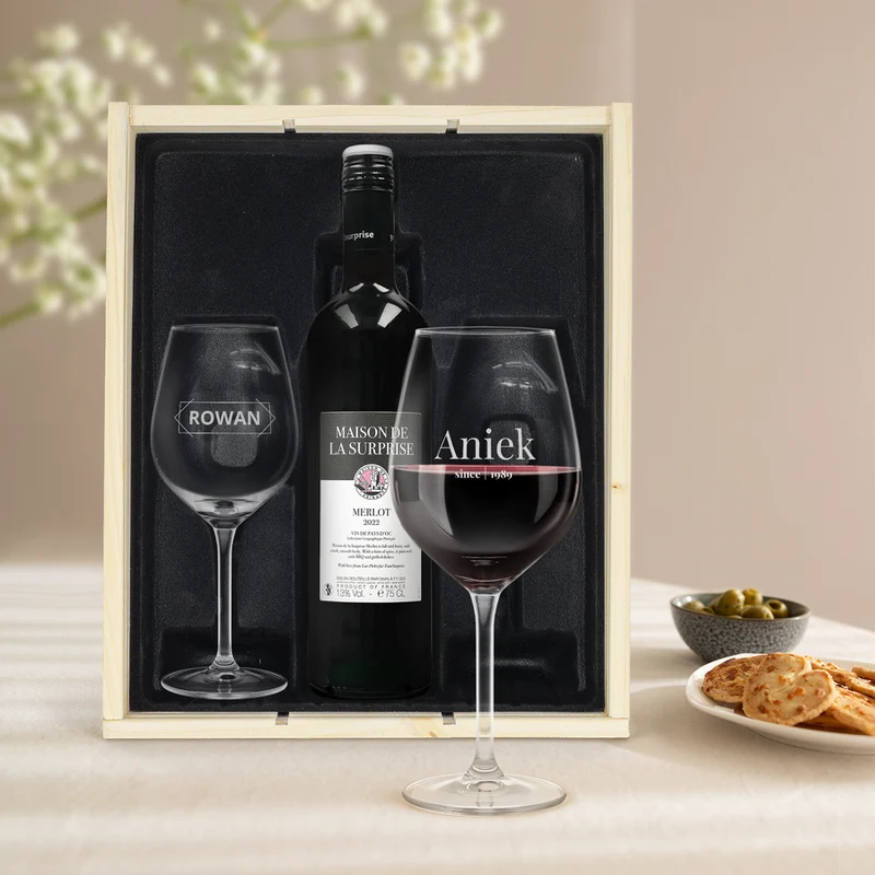 Maison de la Surprise merlot met gegraveerde glazen