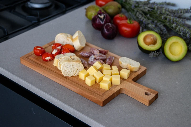 Borrelplank beukenhout - met sapgeul & handvat - ideaal voor hapjes - 33x16 cm
